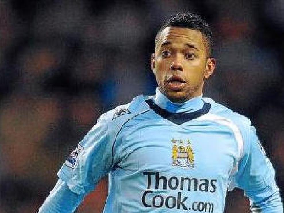 Robinho avanza con el balón, en un partido con el Manchester City.