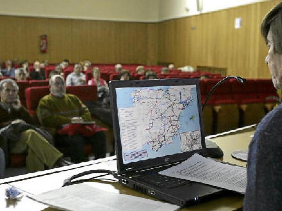 El coordinador de Teruel Existe, Miguel Ángel Fortea, proyectó mapas con el trazado de la autovía a Cuenca.