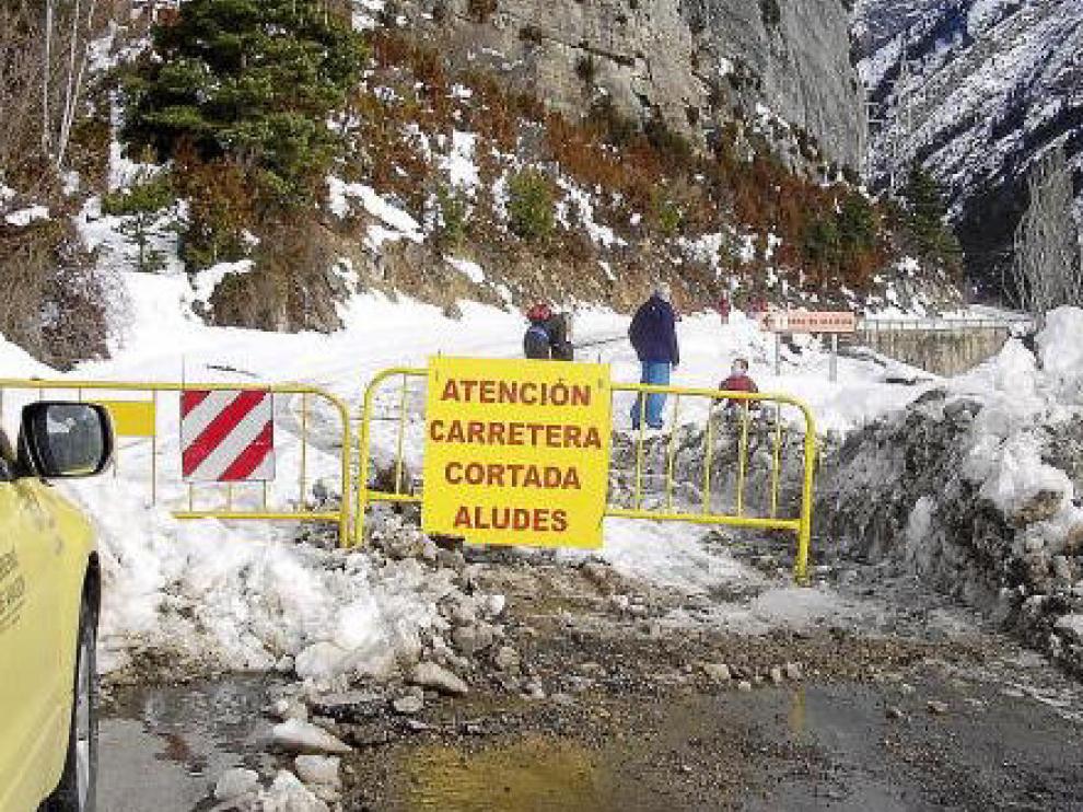 Un quitanieves limpió ayer el acceso al balneario