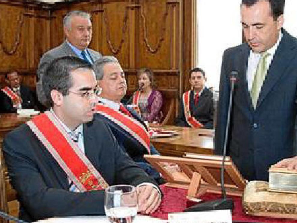 José Luis Cerralbo, a la derecha, en su toma de posesión.