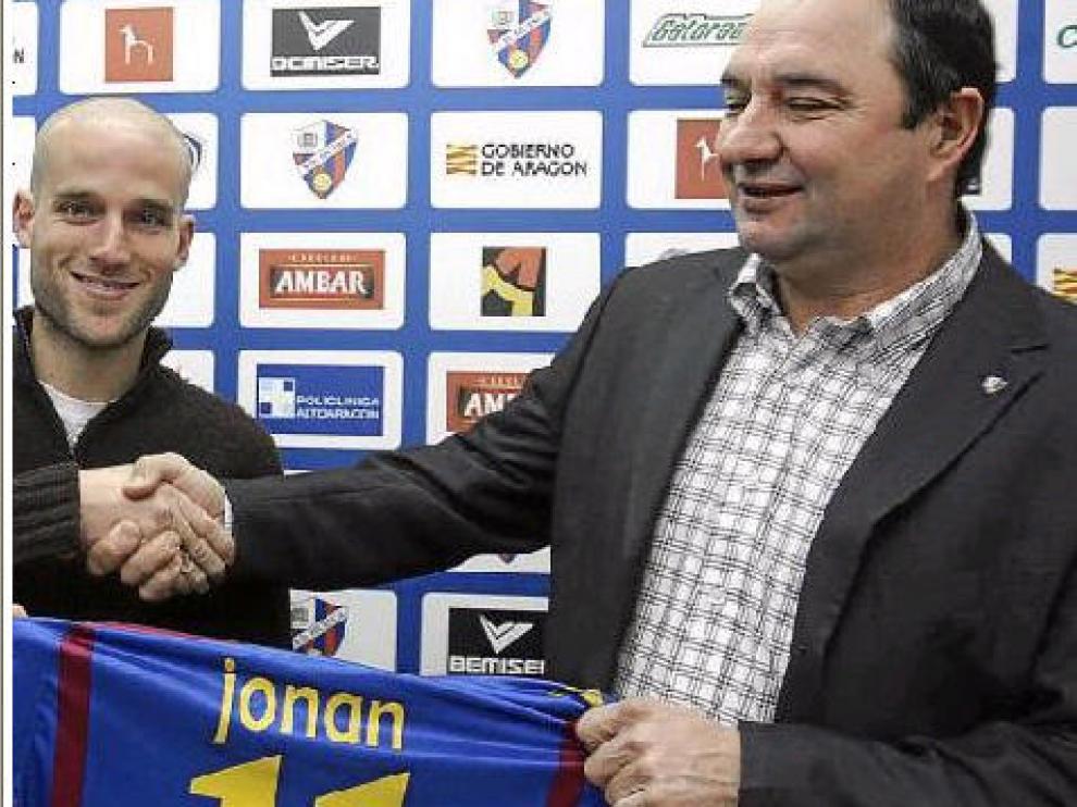 Jonan García estrecha la mano del presidente Borraz