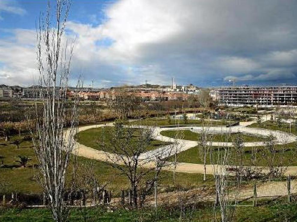 El terreno del futuro complejo deportivo de Cuarte, tras el parque municipal, situado en primer término.