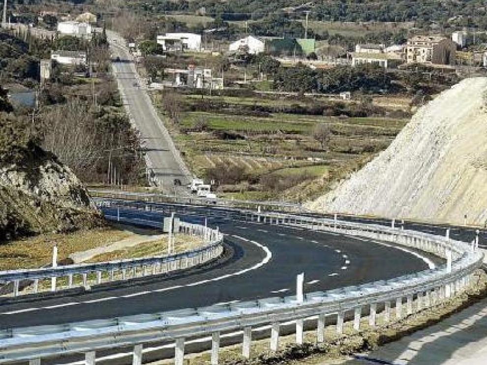 El nuevo tramo de la A-22 discurre en las proximidades de Peraltilla (al fondo), cerca de la N-240.