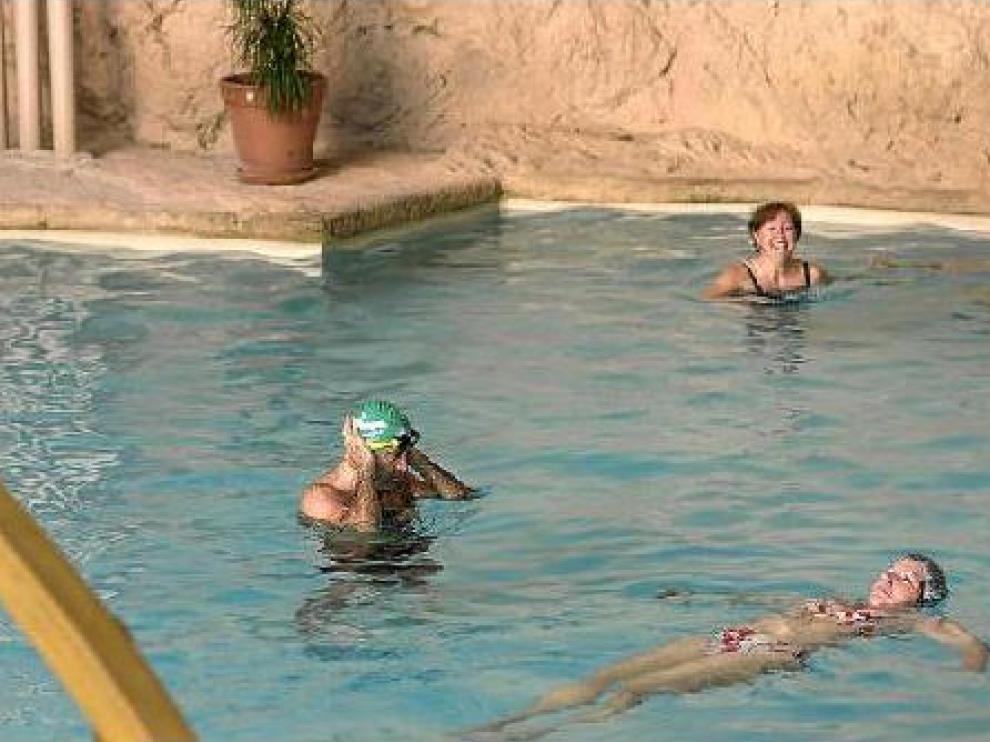 Clientes tomando un baño en el balneario de Sicilia, en la localidad zaragozana de Jaraba.