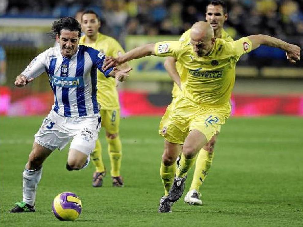 Javi Guerrero pugna un balón con el defensa del Villarreal.