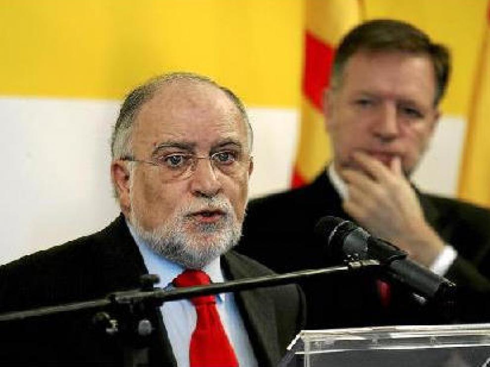 Víctor Morlán, durante su intervención ayer en Huesca, junto a Marcelino Iglesias.
