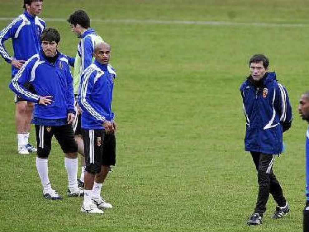 Marcelino, rodeado de algunos de sus jugadores, durante el entrenamiento de ayer.
