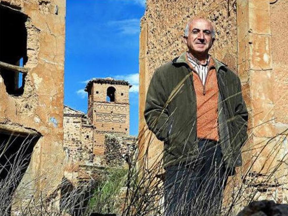 Santiago Gimeno, delante de la torre mudéjar de la iglesia de Villanueva de Jalón (Zaragoza)