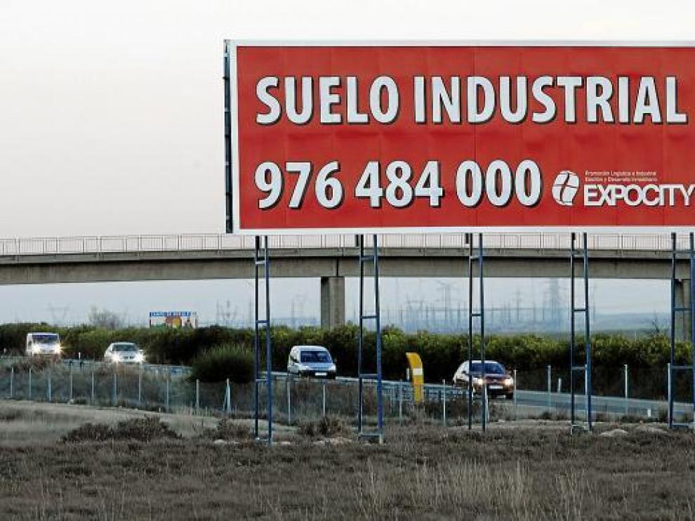 Cartel promocional en los terrenos de la futura plataforma, junto a la autopista de Logroño.