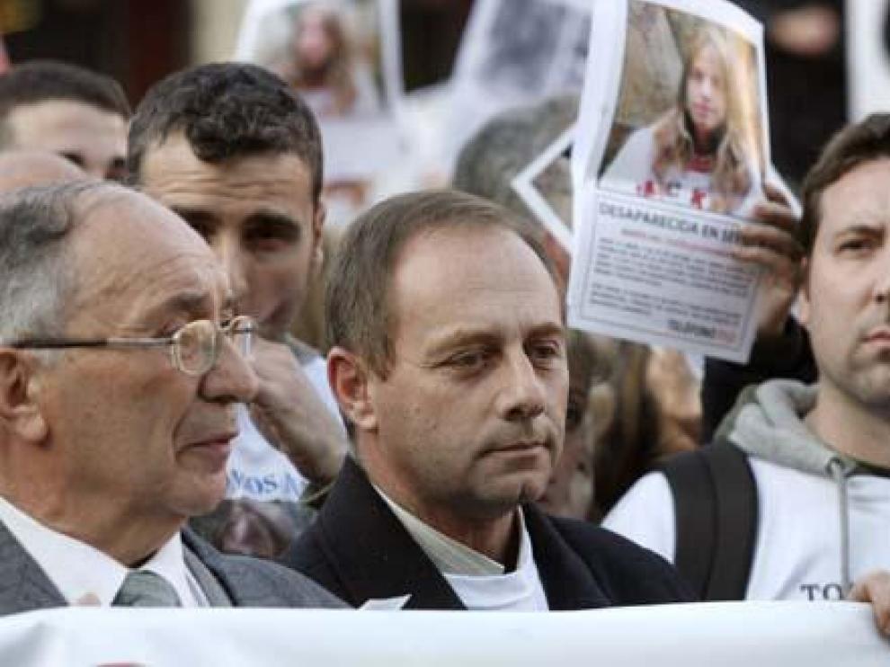 El abuelo y padre de Marta del Castillo, en una manifestación