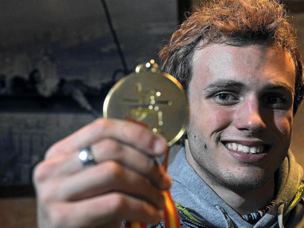 Alberto Gavaldá muestra la medalla de oro conseguida en el Campeonato de España.