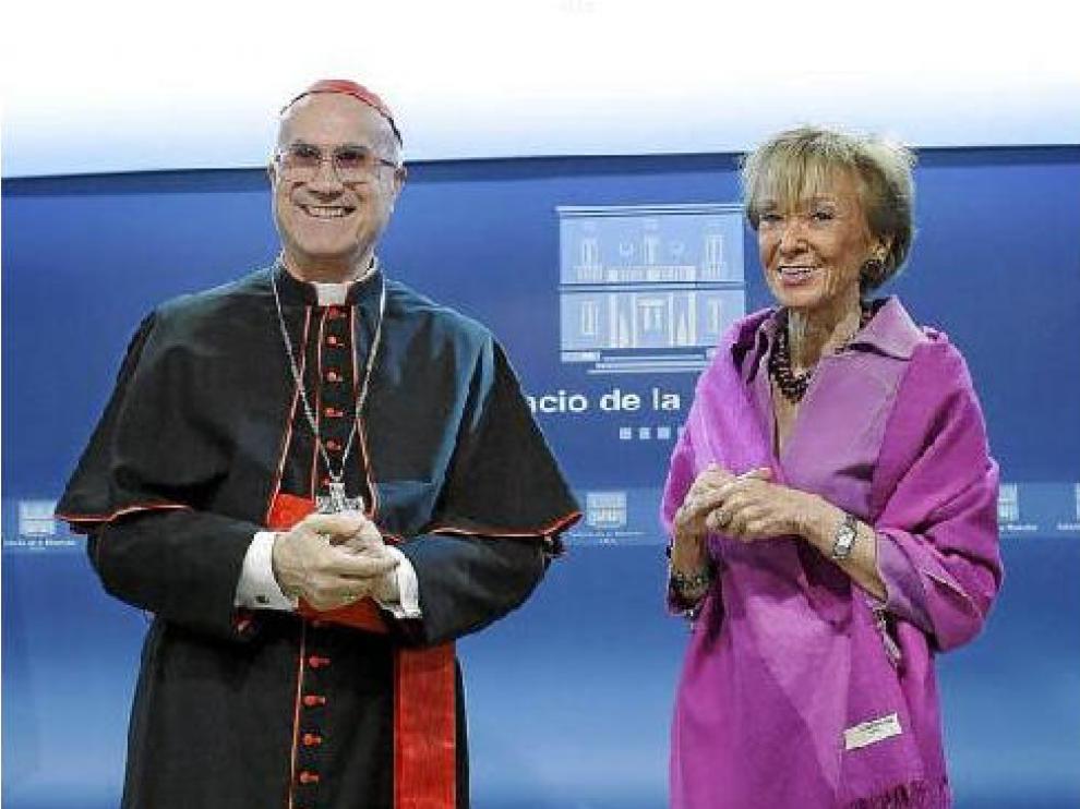 El secretario de Estado del Vaticano, el cardenal Tarcisio Bertone, junto a la vicepresidenta De la Vega.