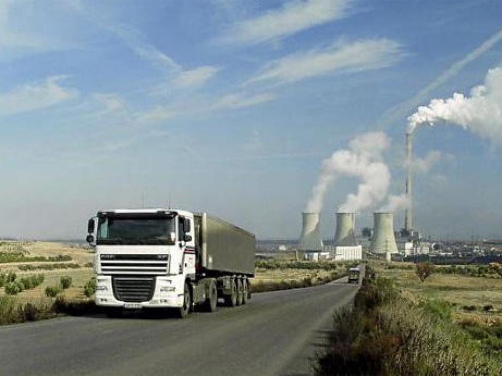 Central térmica de Andorra con las tres torres de refrigeración y la chimenea que emite el CO2