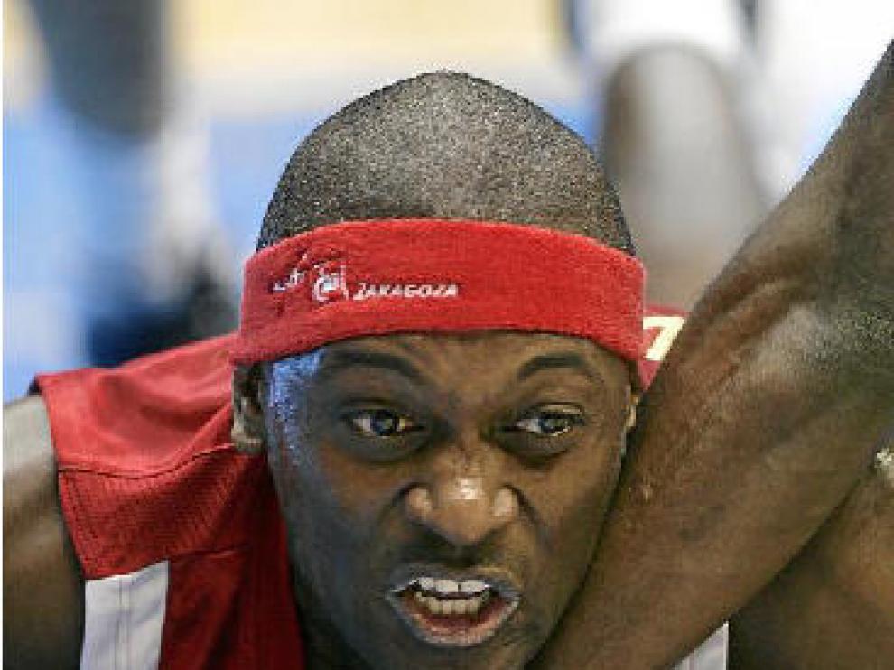Darren Phillip, en el suelo, muestra en su rostro el esfuerzo realizado