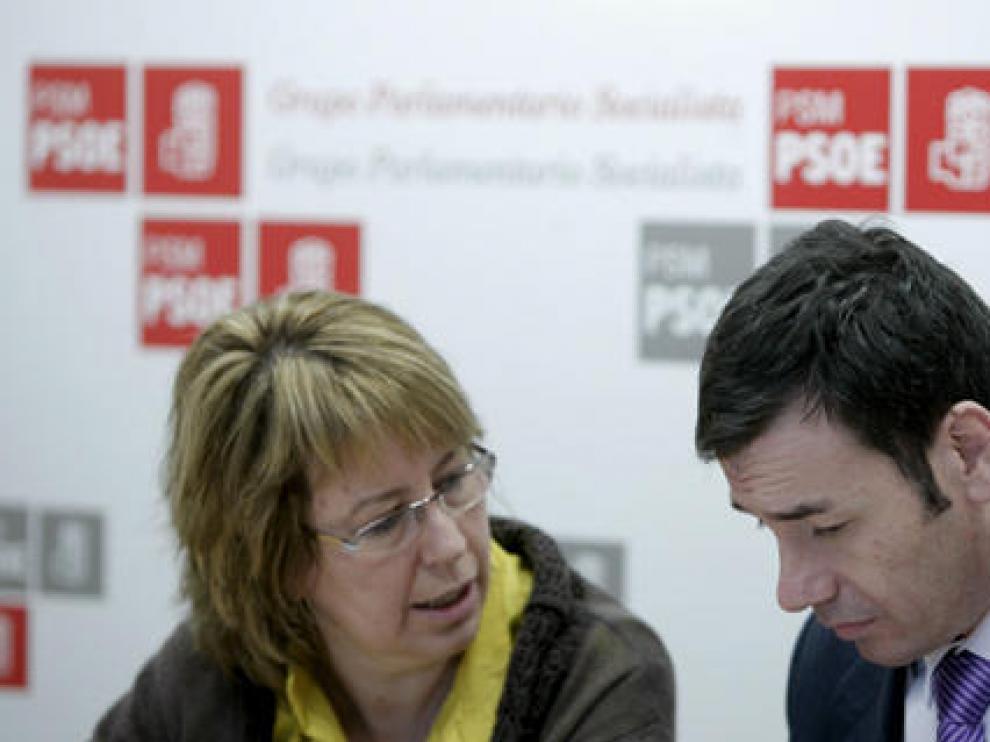 Tomás Gómez, con la portavoz de la Asamblea de Madrid, Maru Menéndez