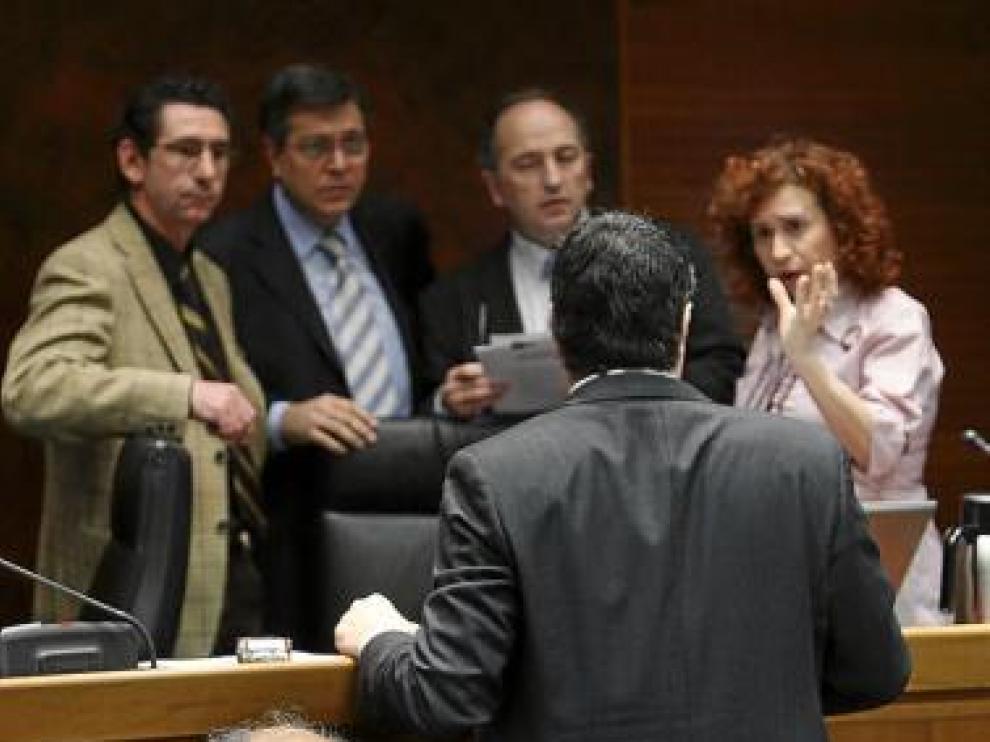 Esco bebe agua en su comparecencia, ayer, en las Cortes.