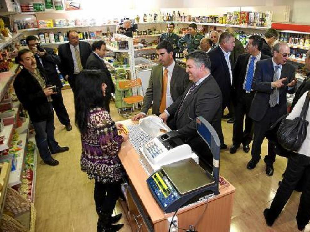 Conchita Vila, tras el mostrador, regenta la tienda de Manchones, que ayer visitaron las autoridades.