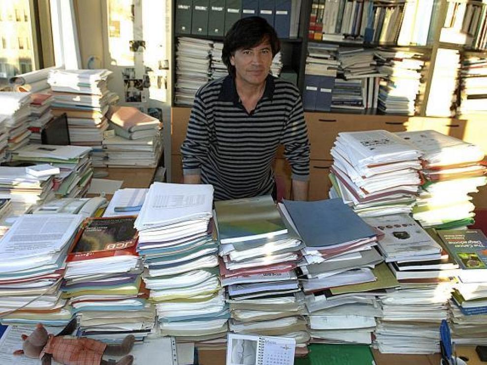 Carlos López Otín, ayer, en su lugar de trabajo de la Universidad de Oviedo.