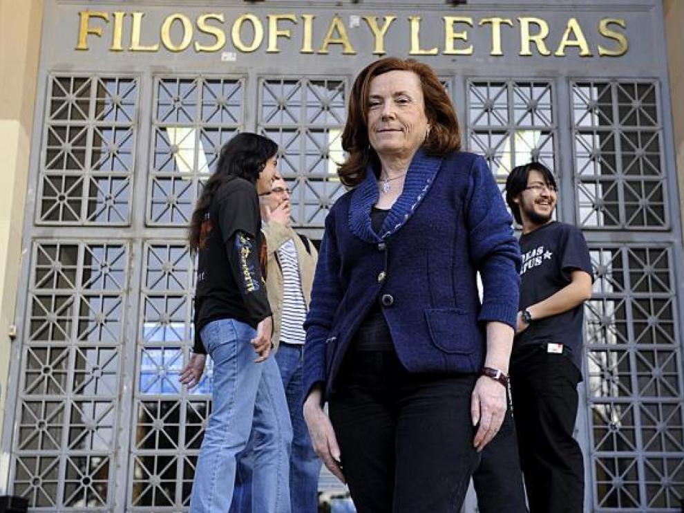 Aurora Egido ante la puerta de la Facultad de Filosofía de Zaragoza