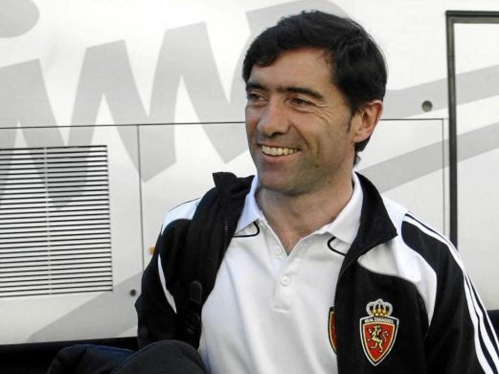 Marcelino, con gesto risueño, sube al autobús que llevó al equipo a Vitoria.