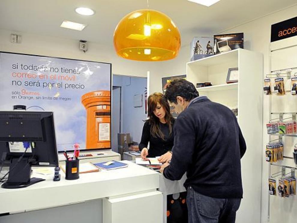 Oceanía Sopeña atiende a un cliente en la tienda de Orange en General Sueiro.