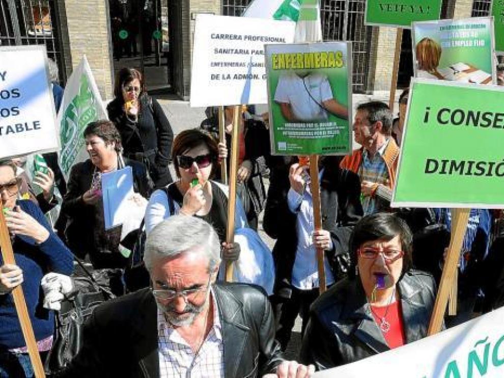 Los médicos y enfermeras protestan por la falta de oferta de empleo público