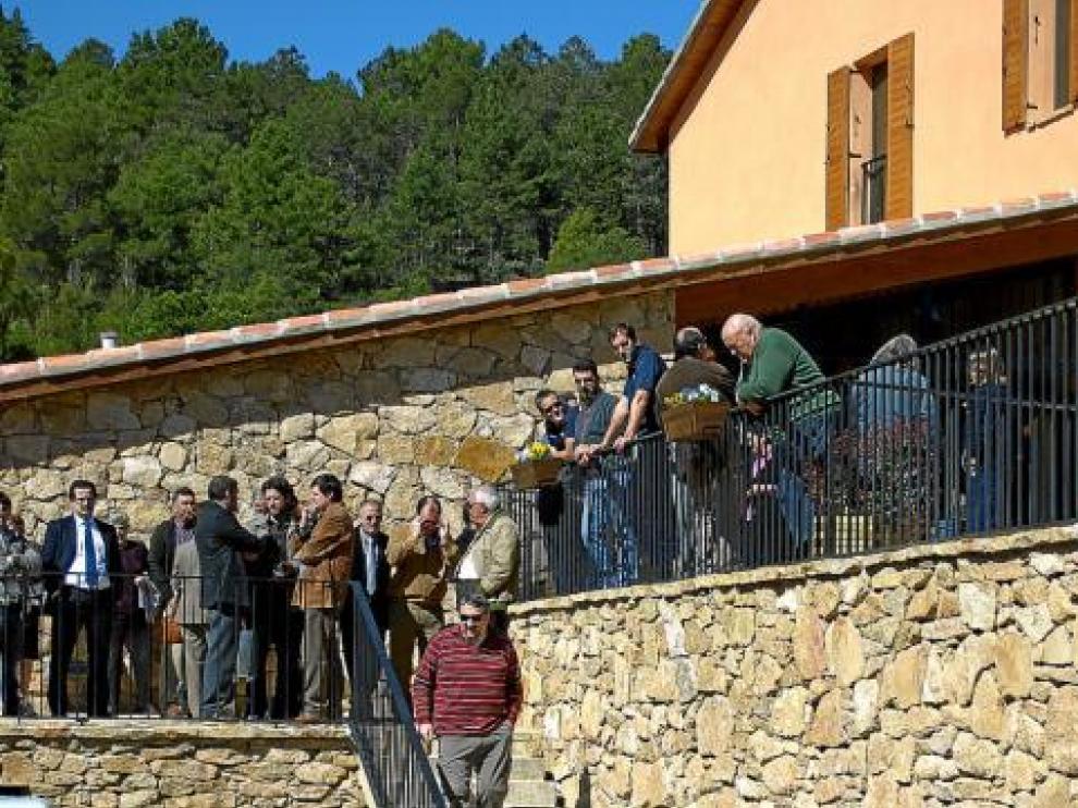 Numerosos vecinos de Ejulve asistieron a la inauguración del hotel ecológico de Los Barrancos.