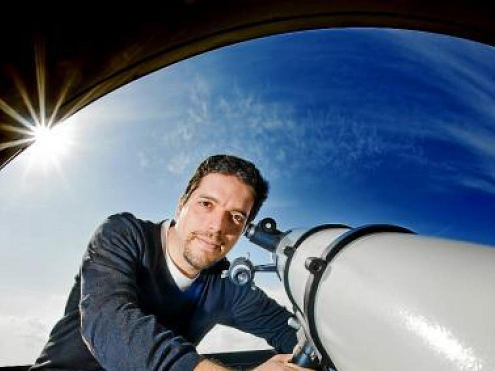 Álex Dantart, con un telescopio, en su domicilio zaragozano.