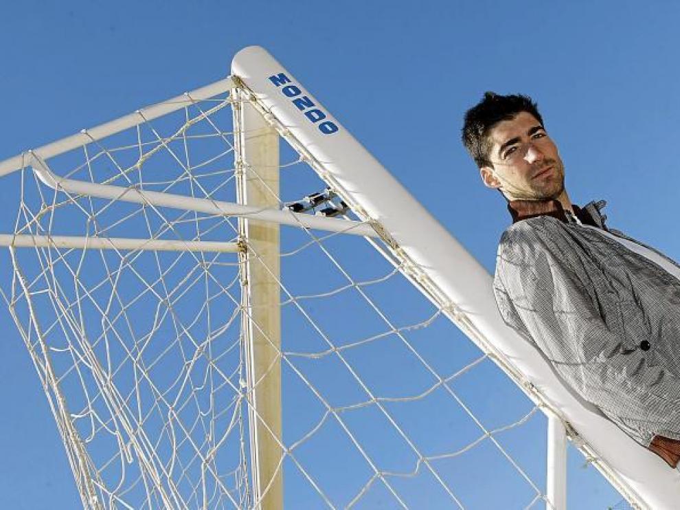 Javier Arizmendi posa en una de las porterías de la Ciudad Deportiva.