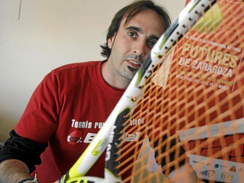 El encordador Gorka Alday, ayer en las instalaciones del Real Zaragoza Club de Tenis.