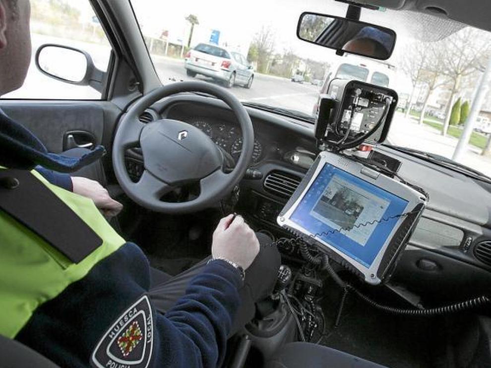 Foto de archivo de un policía controlando el exceso de velocidad desde un coche camuflado.