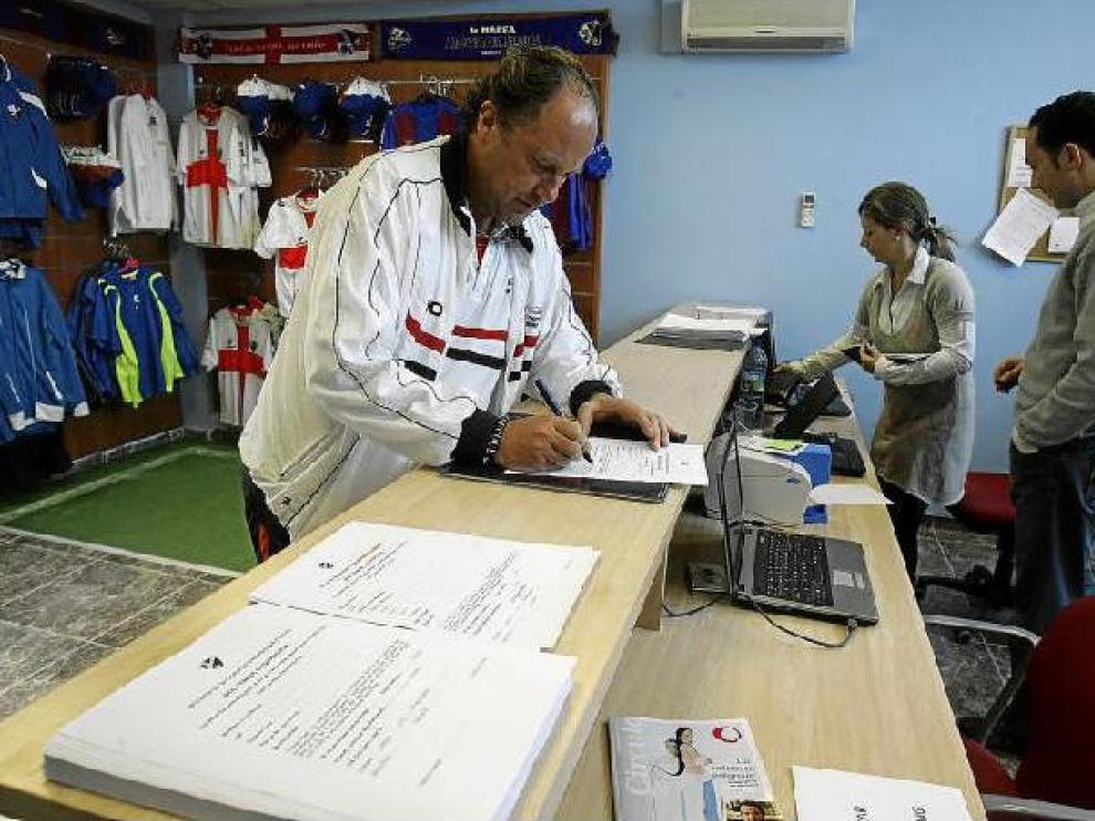 Toño Villacampa, delegado del equipo, en el momento de suscribir la primera acción del Huesca, ayer por la mañana en la sede del club.