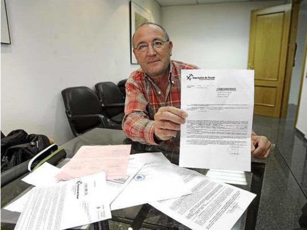 Miguel Villarroya muestra la notificación del embargo de parte de su salario