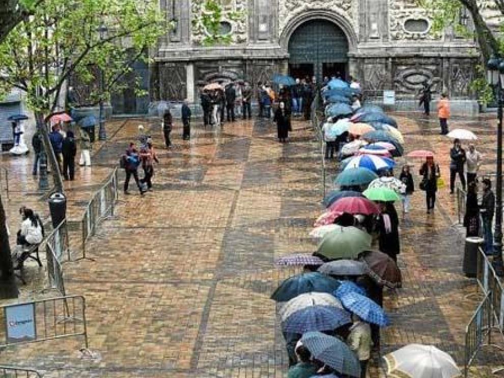 A pesar de la lluvia, cientos de ciudadanos acudieron a ver los Pasos del Santo Entierro