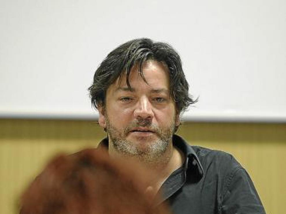 Enrique Urbizu, ayer, durante una charla en Zaragoza.