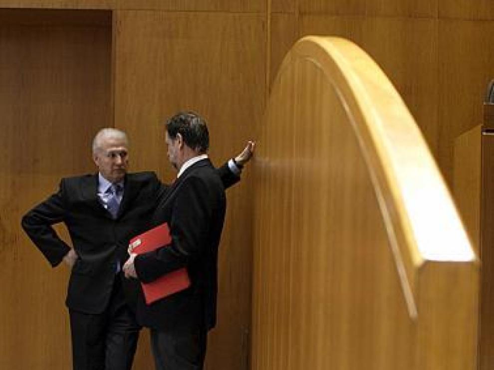Francisco Pina y Marcelino Iglesias en un pleno de las Cortes.