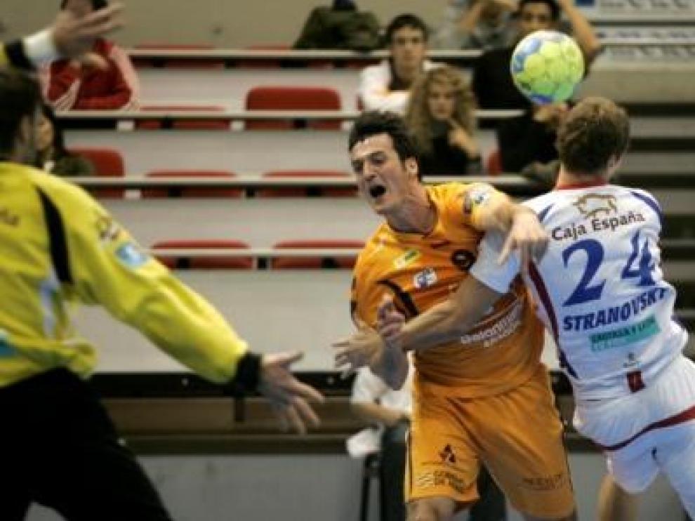 Un momento del partido entre el Ademar y el CAI