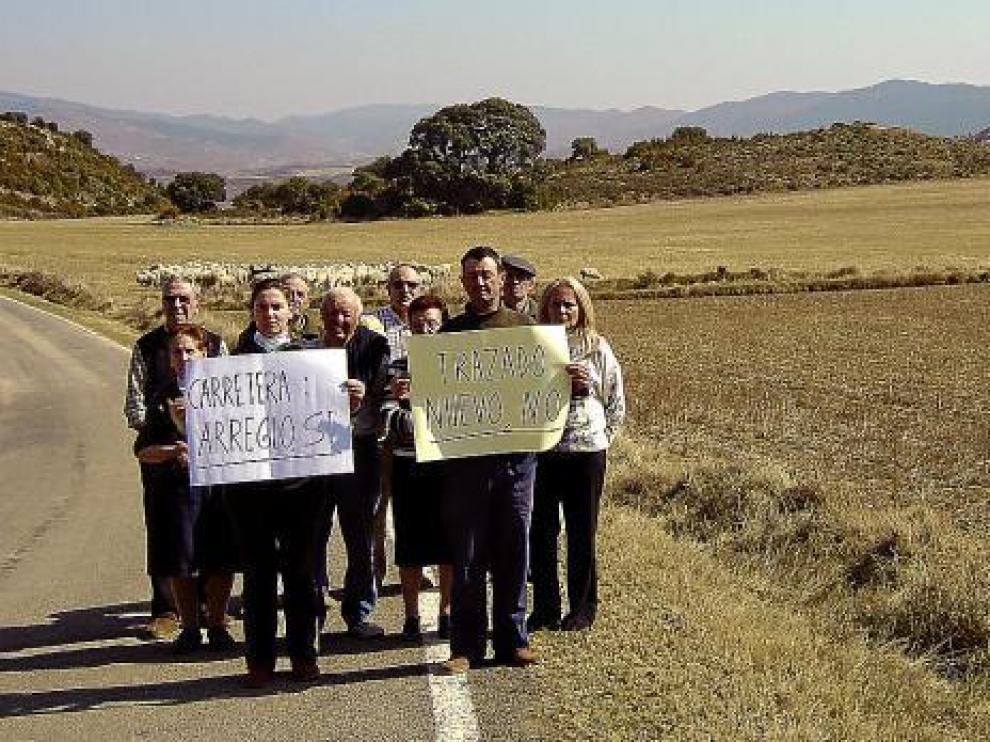 Varios de los vecinos que se oponen a la reforma planteada posan a pie de carretera.