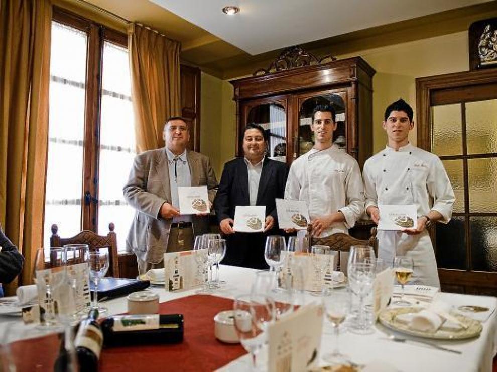 Rafa Gimena, Ferràn Perdrix, Luis Carcas y Javier Carcas, ayer, en el restaurante Casa Pedro.