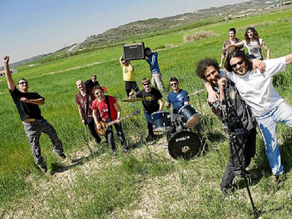 Varios de los músicos de rock de Leciñena en un campo del pueblo,.