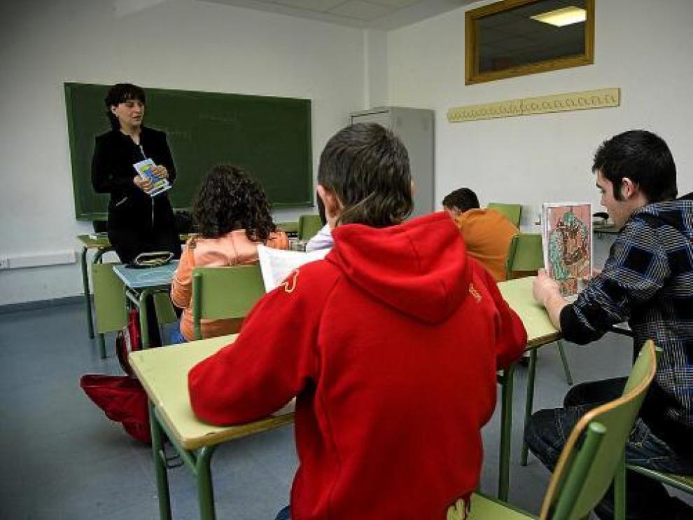 Micaela Luca, en una de las clases de rumano esta semana en el IES Emilio Jimeno.