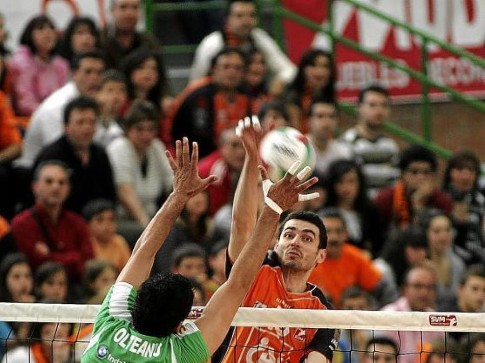 Anderson, ayer una auténtica pesadilla para el Unicaja, se eleva para rematar ante Olteanu.