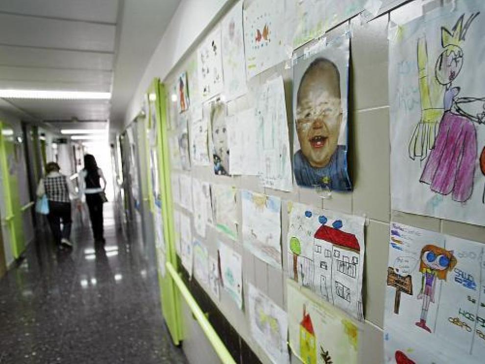 El pasillo del Servicio de Pediatría del Obispo Polanco, con dibujos hechos por los niños.