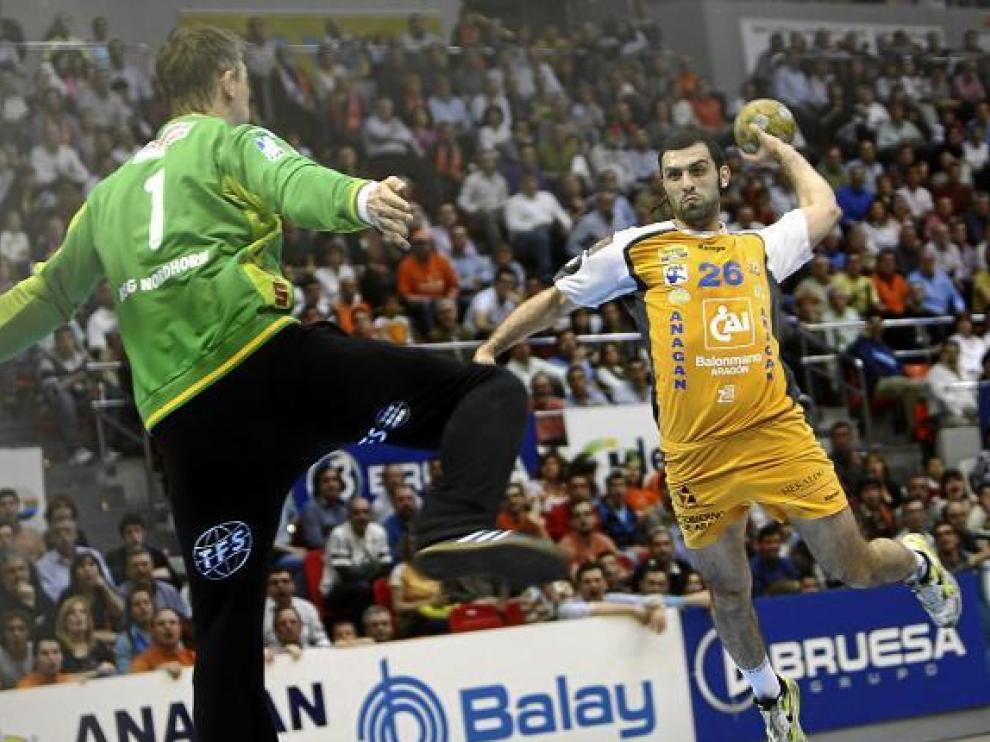 Semifinal del año pasado ante el Nordhorn: Ivan Stankovic dispara sobre Peter Gentzel.