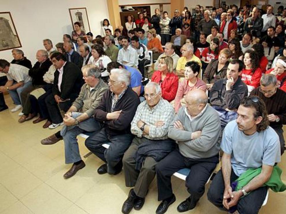 Decenas de vecinos de Pinseque estuvieron presentes en el pleno extraordinario.