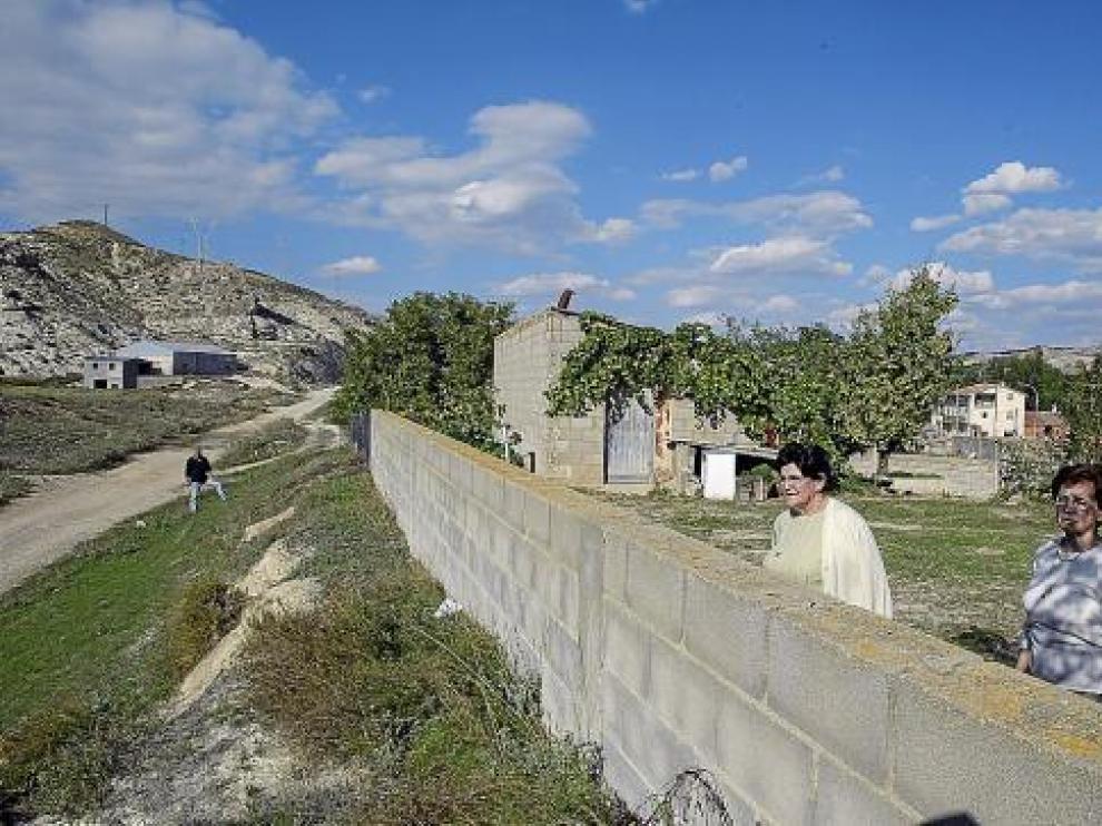 Dos vecinas de Villalba Baja observan el paraje donde está proyectada la variante, junto a su casa.