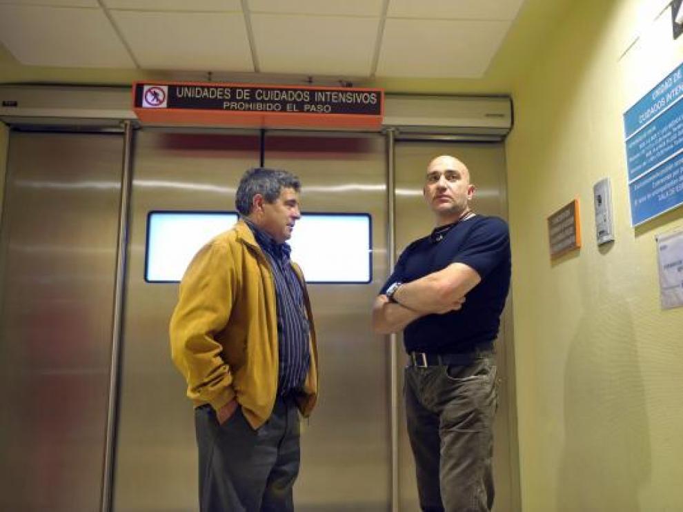 Luciano Pernal, a la izquierda, y Jesús Sanmartín, amigos de Eneko Ruiz, acudieron ayer a la UCI.