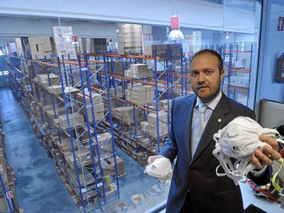 Luis Emilio Fernández Ibáñez, director general de Ventas y Márquetin de Faru, ayer, en el almacén.