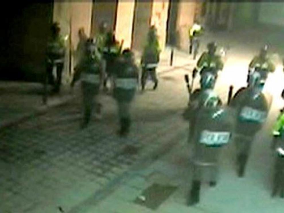La Policía tuvo que cargar en varias ocasiones, como muestra esta imagen de un videoaficionado.