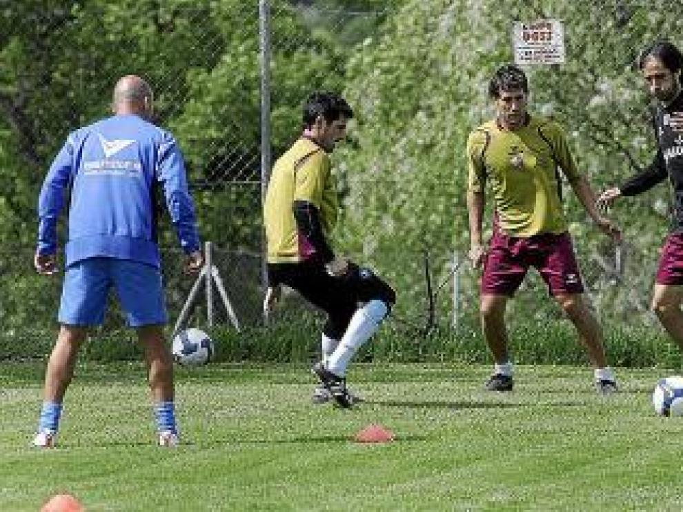 Rodri, con el balón, se entrena junto a Eduardo y Edu Roldán.